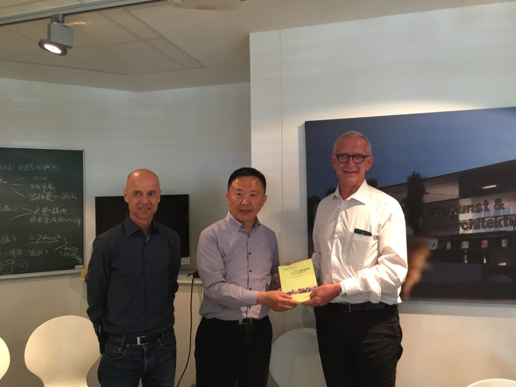 Links: Herr ZHAO Shiyu, Direktor des Komitee für Management des Qingdao Sino-German Ecoparks Rechts: Herr Dr. Bernd Dallmann, Geschäftsführer der Freiburg Wirtschaft, Touristik und Messe GmbH & Co.KG (FWTM)