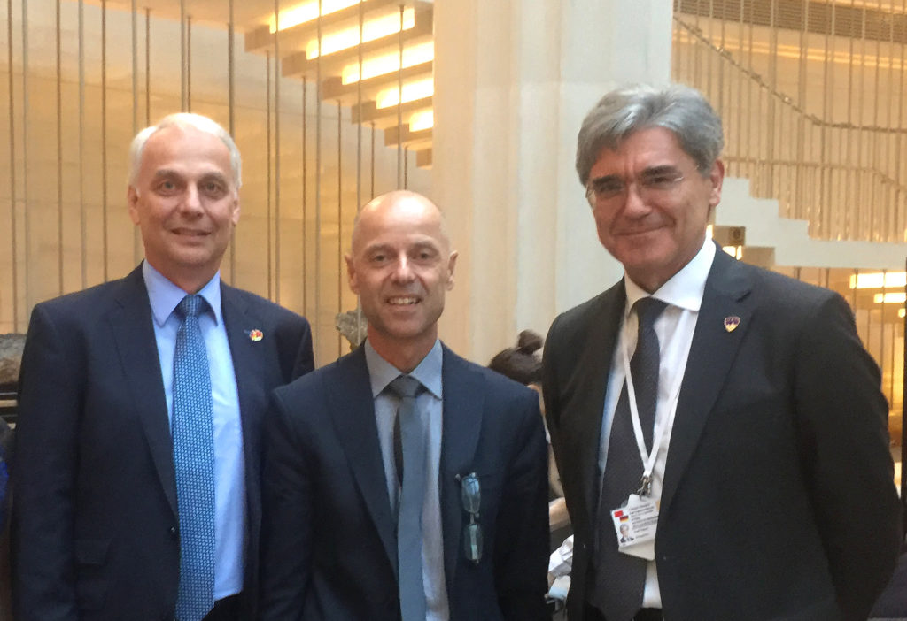 (from left to right) Lothar Herrmann (CEO, Siemens Greater China), Wolfgang Frey and Joe Kaeser (CEO, Siemens)