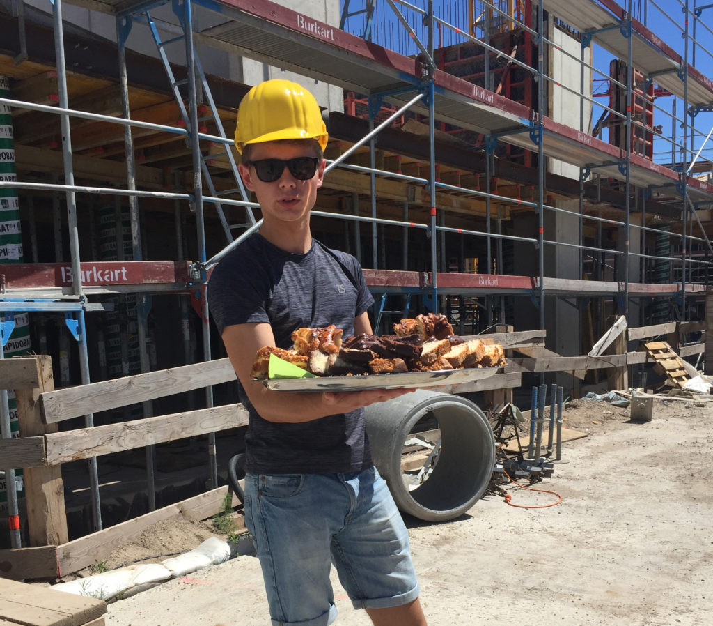 Versorgung der Handwerker mit selbstgemachtem Kuchen