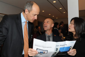 Wolfgang Frey (Mitte) und Dr. Roland Busch, Vorstandsmitglied der Siemens AG, sprechen über den Smart Green Tower