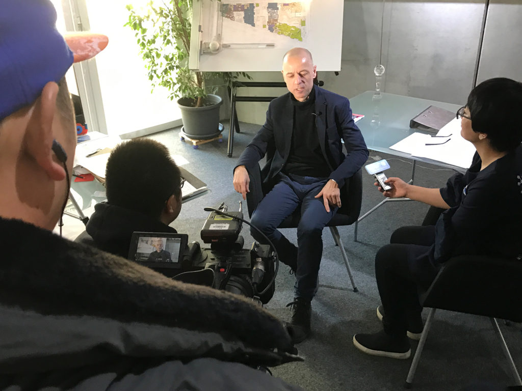 Das chinesische Fernsehen interviewt Architekt Wolfgang Frey